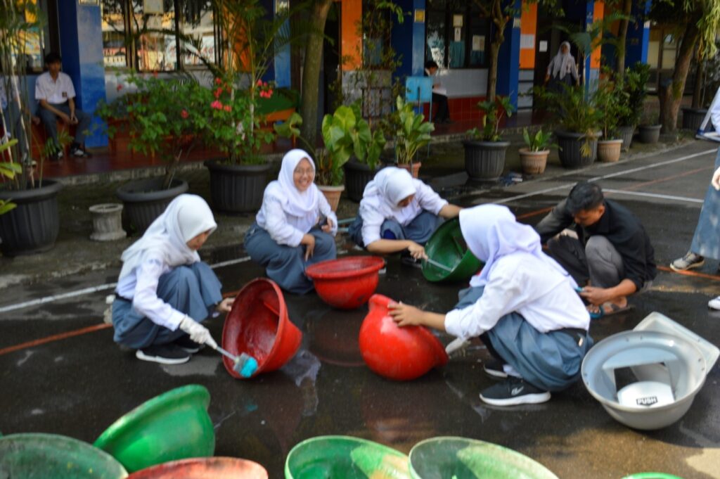 KEGIATAN LOMBA KEBERSIHAN KELAS DAN MELUKIS POSTER SEMESTER GANJIL TAHUN PELAJARAN 2017-2018