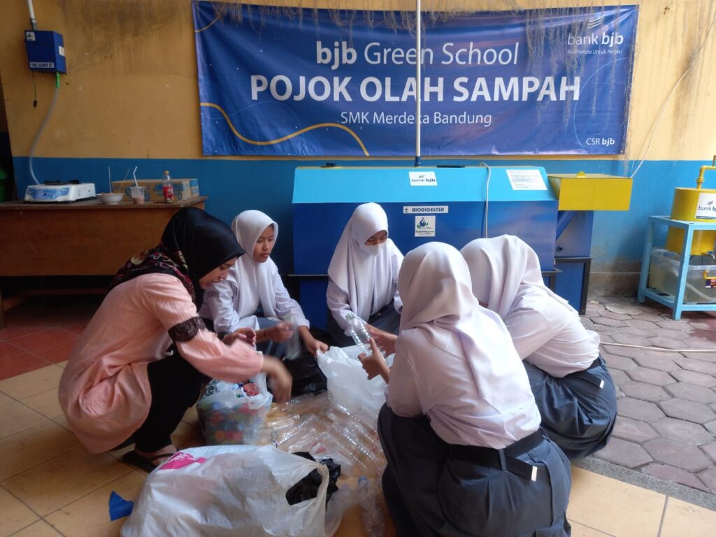 Pojok Olah Sampah SMK Merdeka Bandung Kerjasama dengan Bank BJB