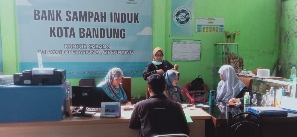 Kerjasama Bank Sampah Induk Kota Bandung dengan SMK Merdeka